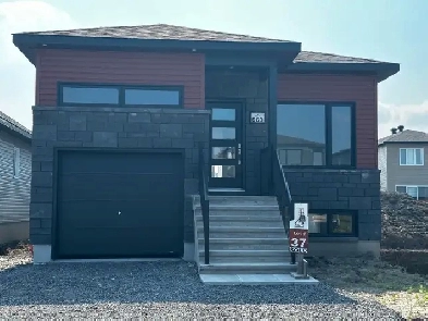 2-Bed, 2-Bath upper Unit in Wendover – Garage   Patio – July 1 Image# 1