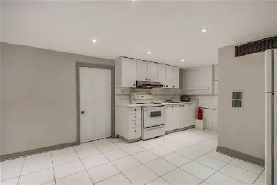 BASEMENT/SHARED ROOM AVAIALBLE IN MISSISSAUGA. HEART OF THE CITY Image# 1