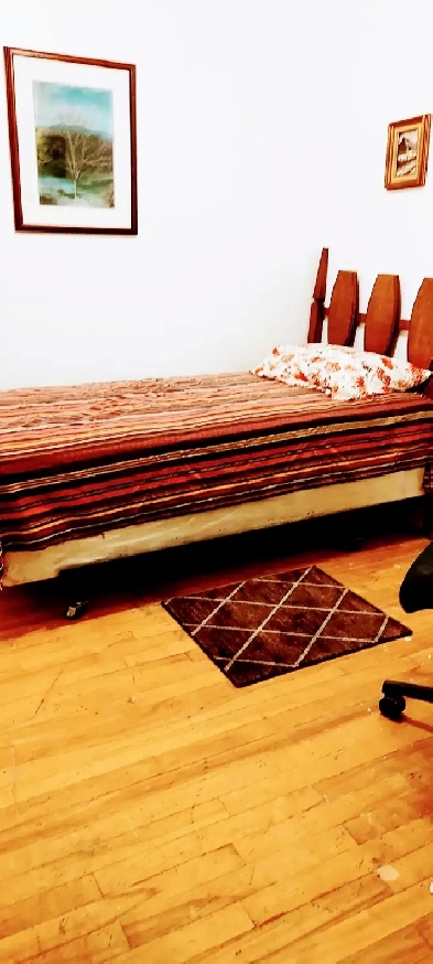 Room for 2 girls. or for 1 in shared Metro Monk/Parc/S.Michel Image# 5