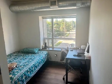 Spacious bedroom with ensuite bathroom Image# 7
