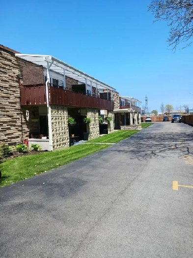 Large 3 bedroom apartment in Grimsby in a quiet seniors building Image# 1