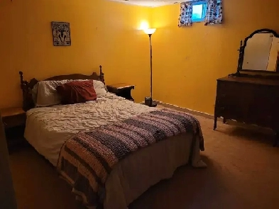 Cozy extra large bedroom, kitchenette & sitting area for rent Image# 2