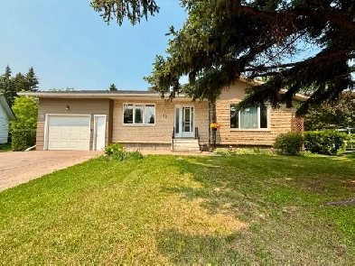 3  Bed | 2 Bath | Beautiful Backyard | 1hr to WPG | Fireplace Image# 3