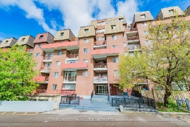 STACKED TOWN HOUSE FOR RENT IN CREDIT WOODLAND, MISSISSAUGA Image# 1