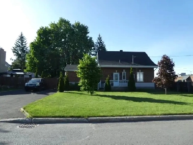 Detach3-Bed Cottage –Private Yard, ACs, Near Dix30REM – Mid June Image# 5