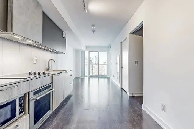 1   Den Luxury Condo For Rent in Liberty Village Image# 9