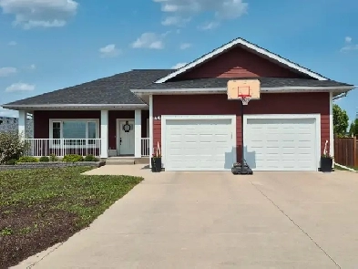 Beautiful, fully finished home in Steinbach! Image# 4