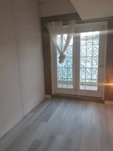 NEAR VICTORIA PARK SUBWAY ONE BEDROOM WALKOUT ROOM FOR RENT Image# 1