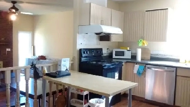 Century Park LRT Upstairs Master bedroom Private Full Bath Girls Image# 4