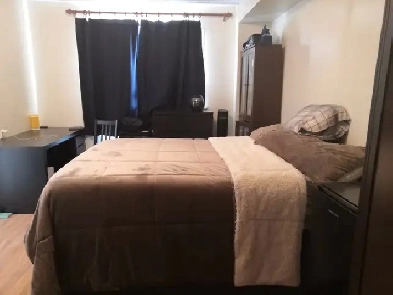 master bedroom $1200 only all include in York Uni. Image# 3