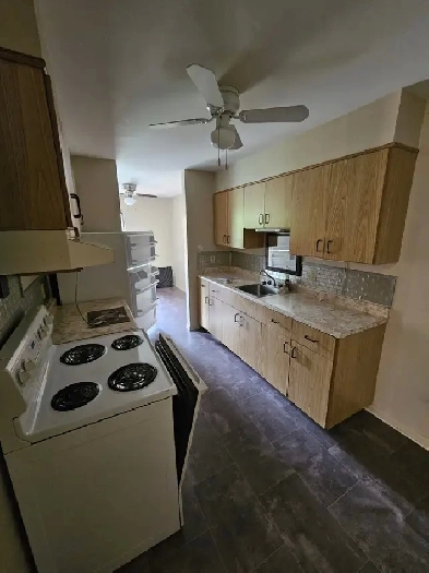 Unit 12,267 Adams St,3-bedroom apt(1bath 1kitchen Storey 3)South Image# 2