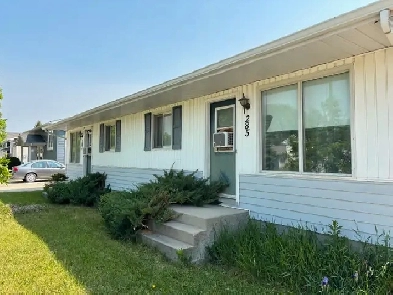 4 Bed, 2 Bath Duplex in Steinbach Image# 2