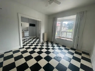 Charming Bachelor Apt on Palmerston Blvd Image# 7