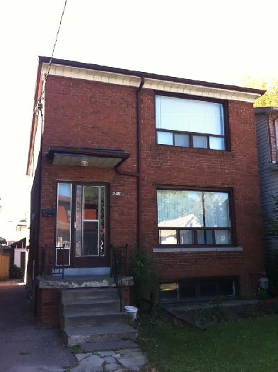 Large and Bright 2 Bedroom House - Main Floor Image# 6
