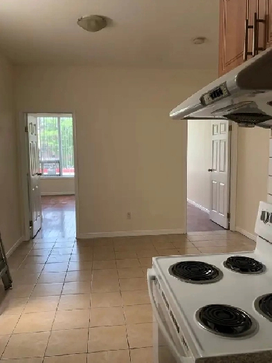 Like New 2 bedrooms unit Spadina Ave & College St Image# 2