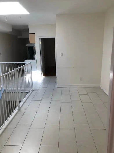 Like New 4 bedrooms Spadina Ave & College St Image# 2