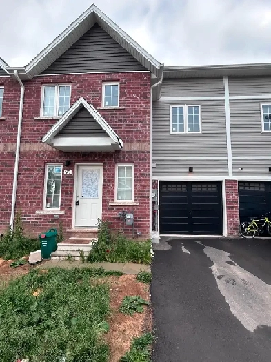 For Rent: 3 Bed | 2 Bath townhouse in Welland Image# 1