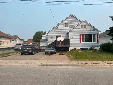 3bedroom main floor and upstairs for rent. Image# 2