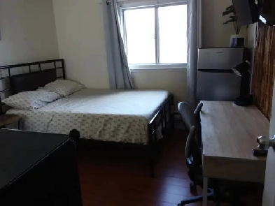 Furnished shared room near square One Image# 4