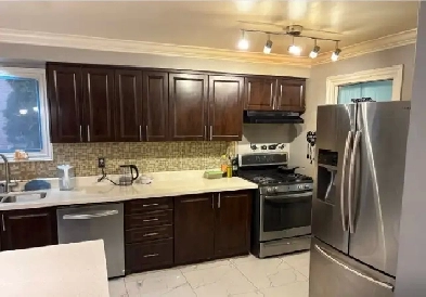 Main Floor room available immediately for 1 matured male @ Huron Image# 2