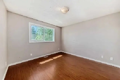 Spacious 2-bedroom home with large fenced yard (Erin Woods) Image# 3