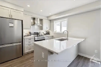 Stunning 3-Storey END UNIT Townhome with Income In-Law Suite Image# 4