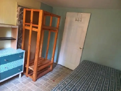 ROOM - Quiet, Clean - Georgian College area Duckworth/Grove Image# 1