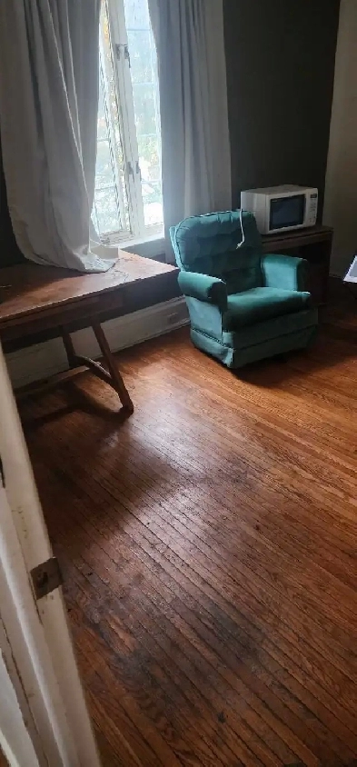 ROOM FOR RENT DOWNTOWN LINDSAY 705 879 3692 Image# 1