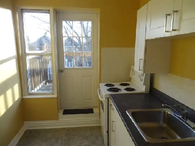 $1670/1br - 450sq ft - High Park Area Sunny Apt for 1 person Image# 10