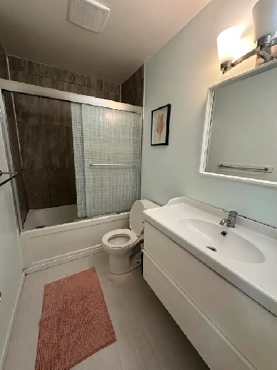 Room main floor for student rent