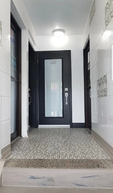 Montréal, Metro Parc, Université de MTL (MIL), 5   demi, Renover Image# 1