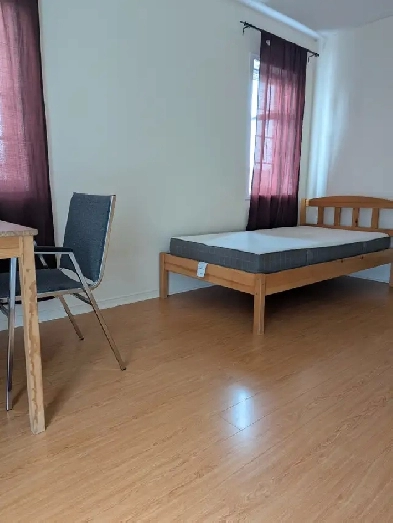 Female, July/Sep, 3rd flr room, balcony/parking @York University Image# 1