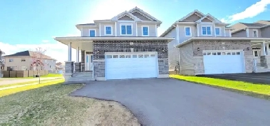 Rent 3 bedroom 2.5 Bath Luxury Detach home in west end Kingston Image# 9