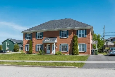 REVENUS  QUADRUPLEX  4 UNITÉS 4½  ROCK FOREST Image# 1