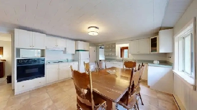 3-Bedroom Waterfront Bungalow on Whitestone Lake Image# 3