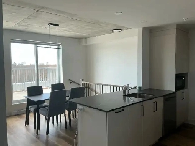 Grand 4 ½ sur deux étages, Ville Saint-Laurent, à 200 m du métro Image# 1