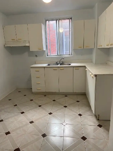 Small 41/2 in August 1st /Petit 4 et demi pour Août à Lasalle Image# 1