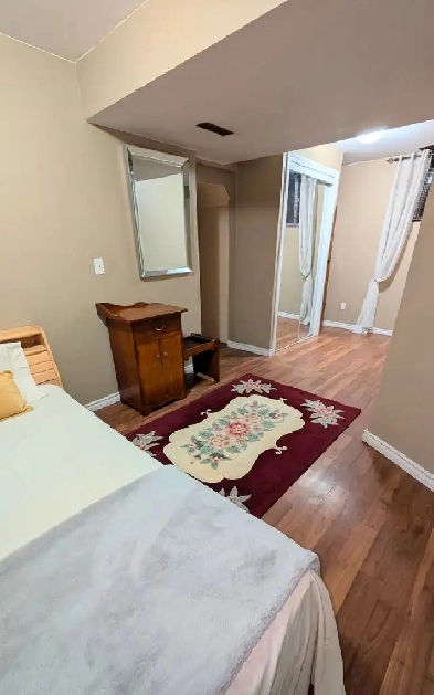 Large Furnished Room, close to bus/ groceries. 5 mins to SQ1 Image# 7