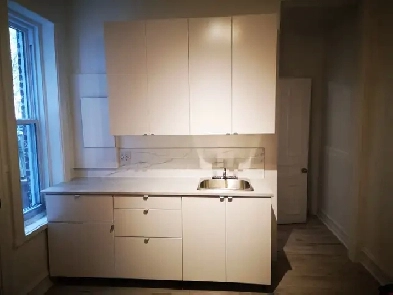 METRO CHAMP-DE-MARS DOWNTOWN FOR RENT Image# 1