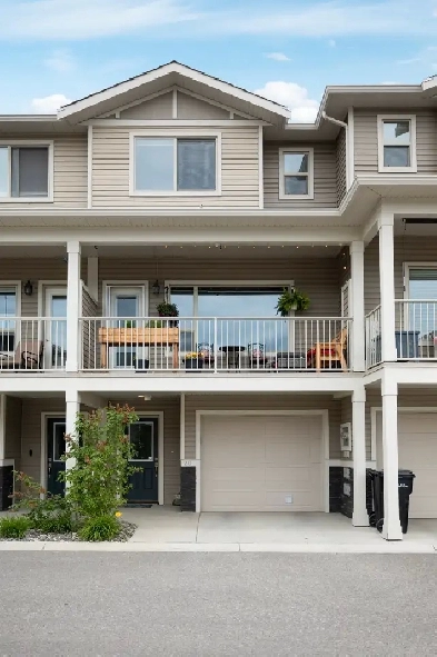 Beautifully maintained 3-storey townhouse with mountain view! Image# 9