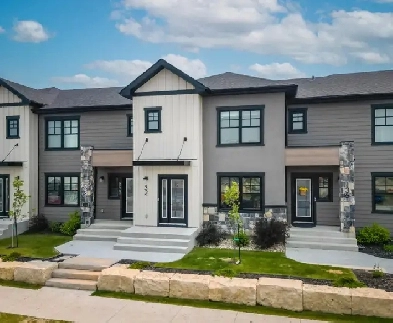 Luxury townhouse-style condo with 3 beds, yard, garage! Image# 9