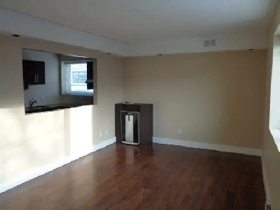 One-Bedroom Corydon Ave - Great Location Image# 4