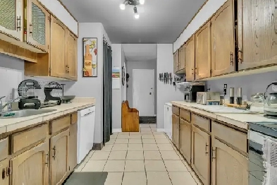 Bright 2-story Condo unit offers 3 spacious bedrooms. Image# 2