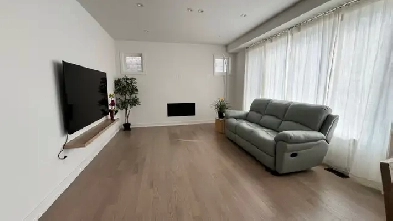 room for rent in newmarket yonge and greenlane Image# 4