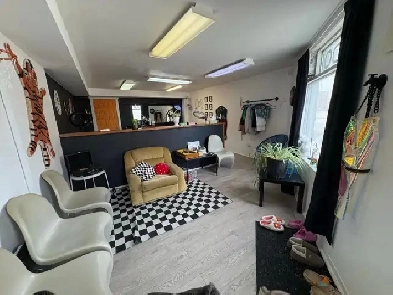 Espace commercial visible et accessible, pignon sur rue à Sherbr Image# 1