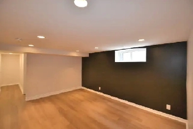 Gorgeous 2 Bedroom   Den House Lower Level Near Fairview Mall Image# 3