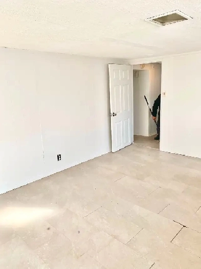 LARGE BEDROOM FOR RENT  (Utilities Included) Image# 1