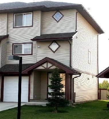 Executive 4 Bedroom Furnished 1800 ft2 Townhouse Image# 1