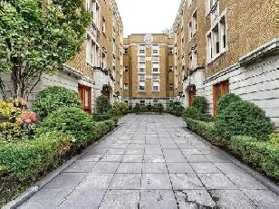 3 bedroom in historic Westmount building, heating included! Image# 9