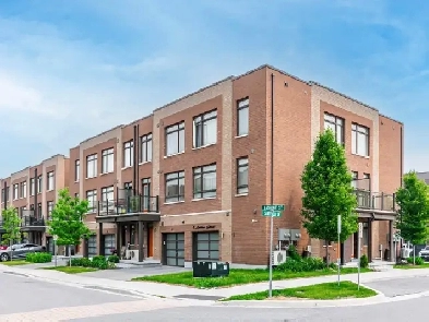 Bright 2 Bed   Den Townhouse in Vaughan Image# 4
